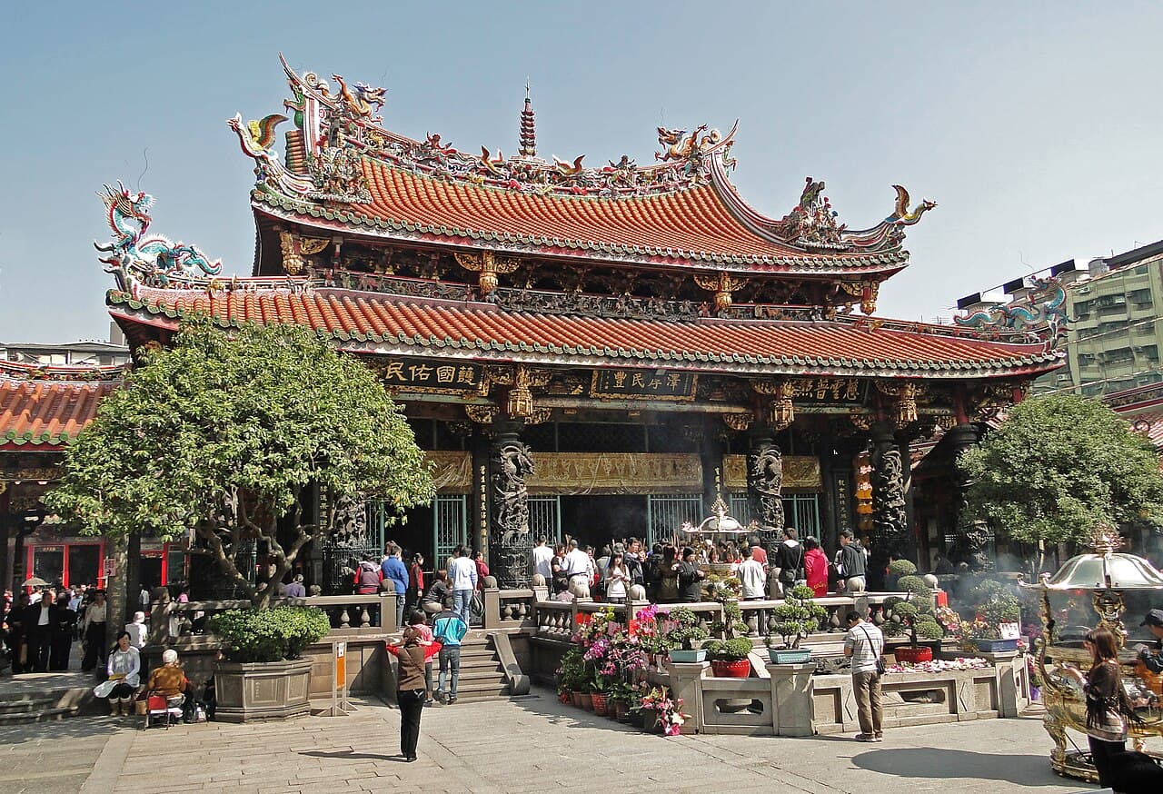 艋舺龍山寺:台北老城信仰與生活交會的入口